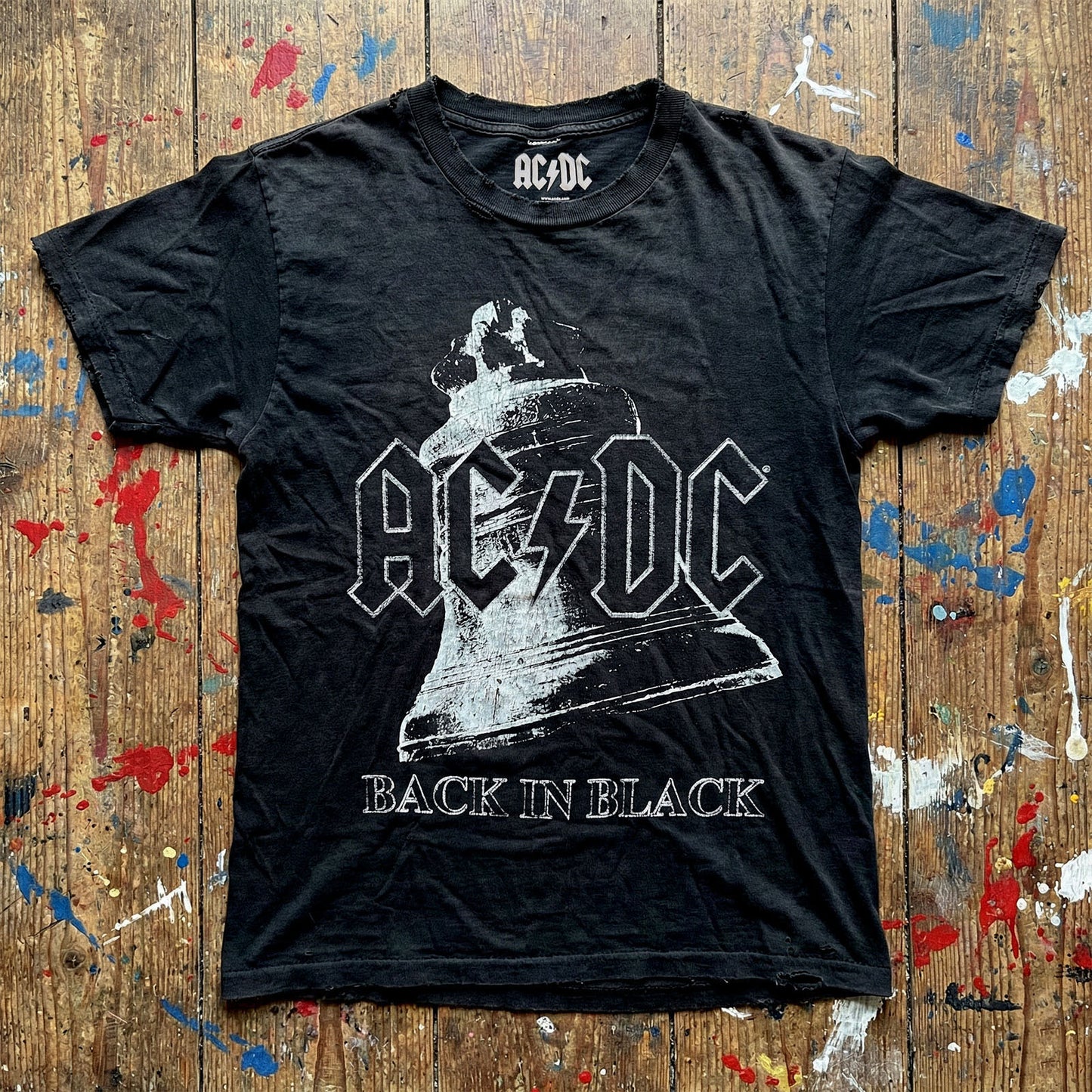 Een foto van een AC/DC T-Shirt