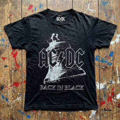 Een foto van een AC/DC T-Shirt