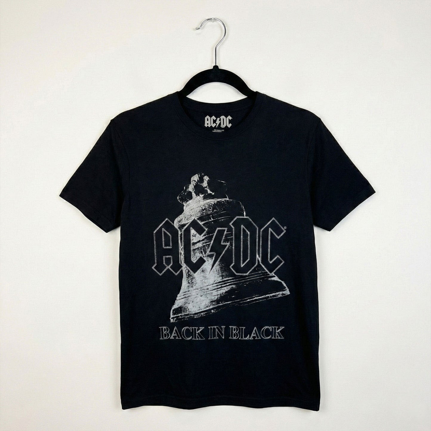 Een foto van een AC/DC T-Shirt