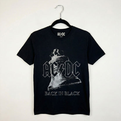 Een foto van een AC/DC T-Shirt