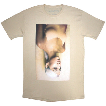 Een foto van een Ariana Grande T-Shirt