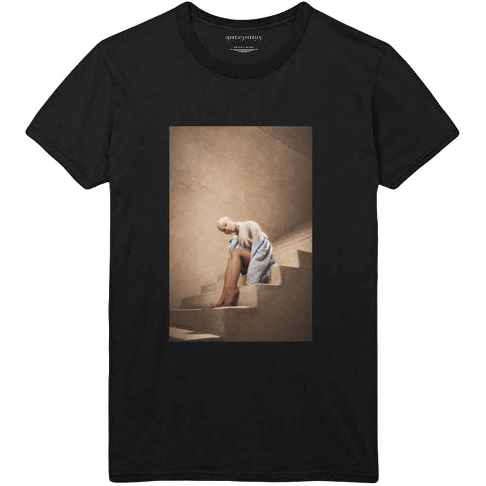 Een foto van een Ariana Grande T-Shirt