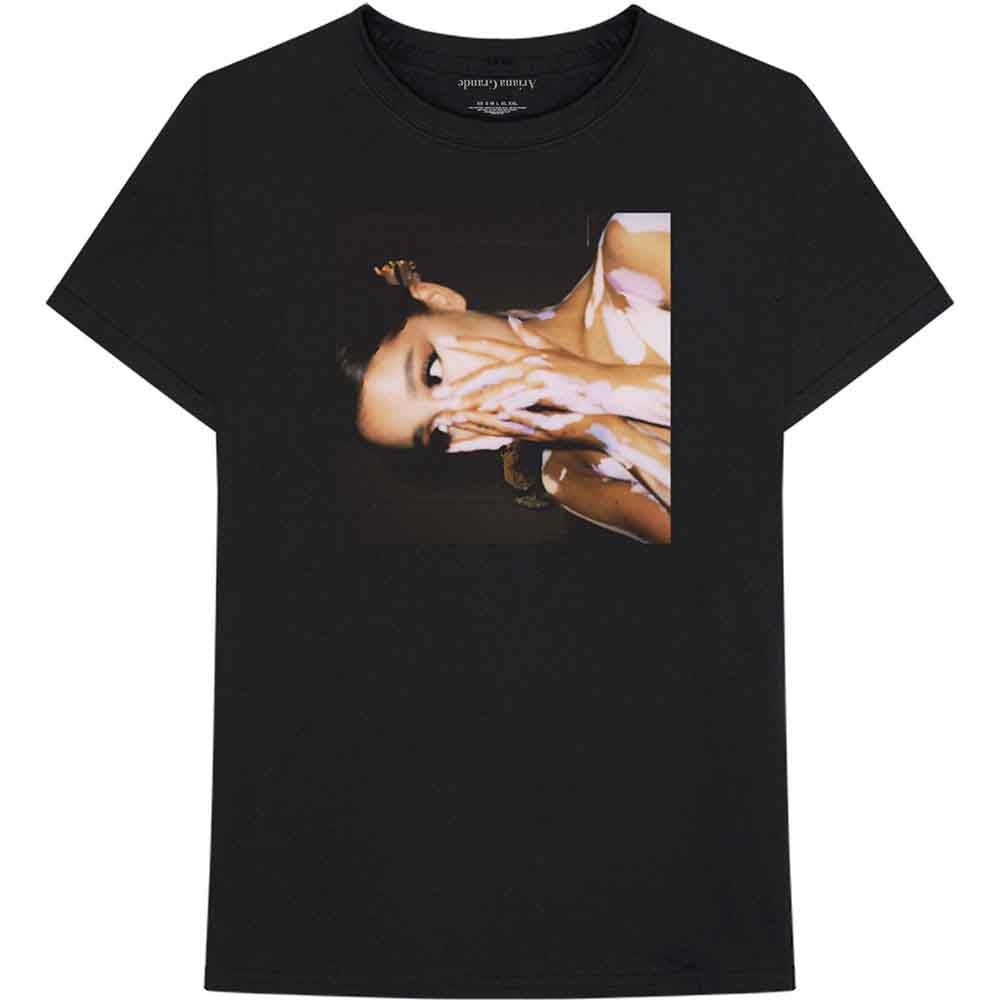 Een foto van een Ariana Grande T-Shirt