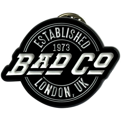 Een foto van een Bad Company Speld Badge