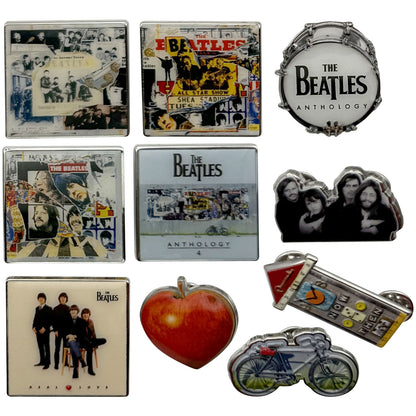 Een foto van een The Beatles Speld Badge