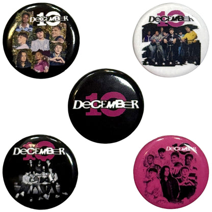 Een foto van een December 10. Speld Badge