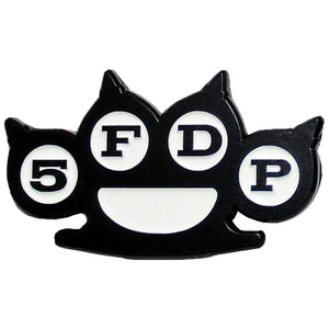 Een foto van een Five Finger Death Punch Speld Badge