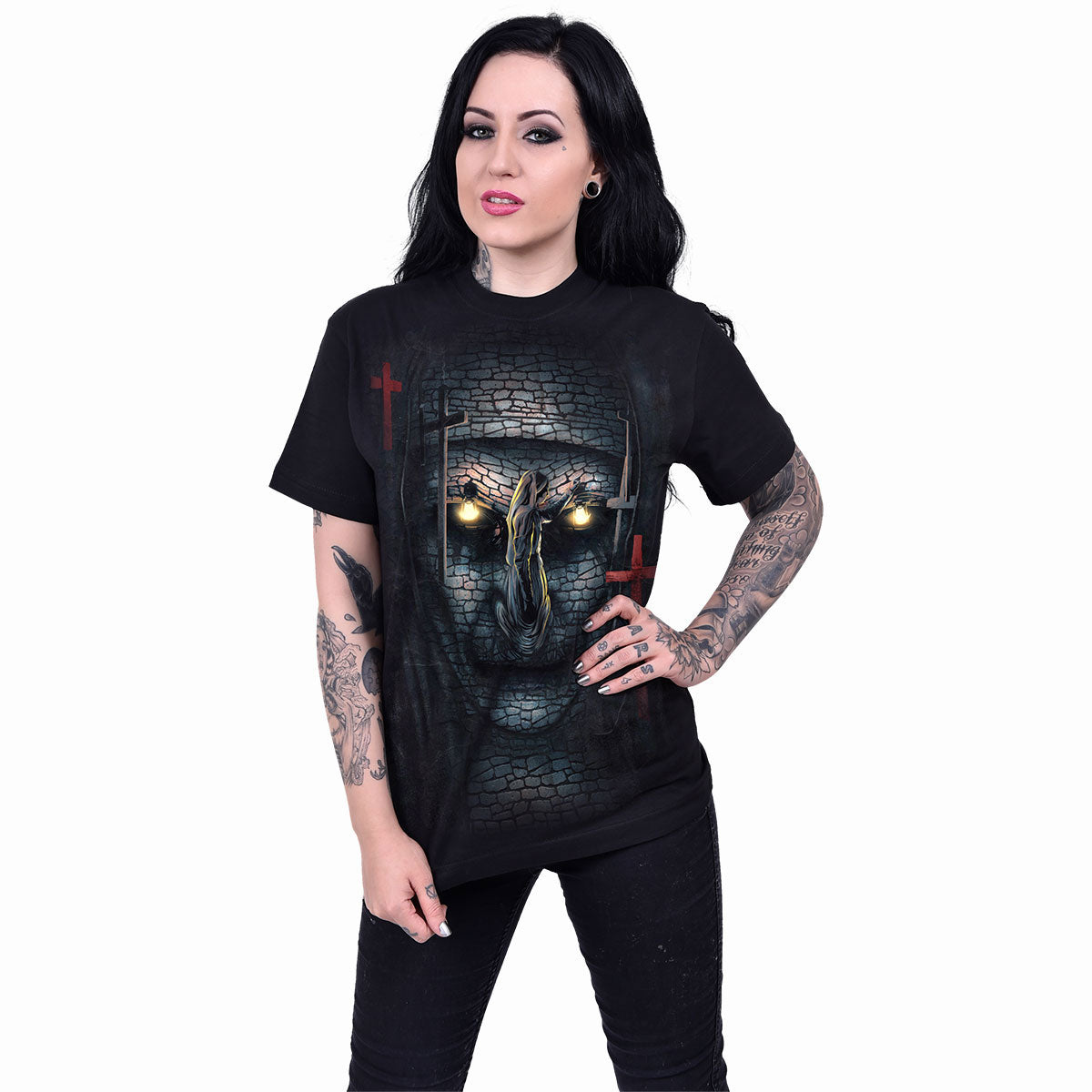 Een foto van een The Nun T-Shirt