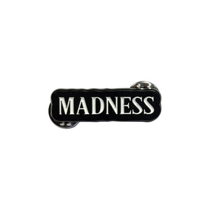 Een foto van een Madness Speld Badge