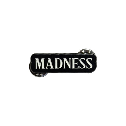 Een foto van een Madness Speld Badge