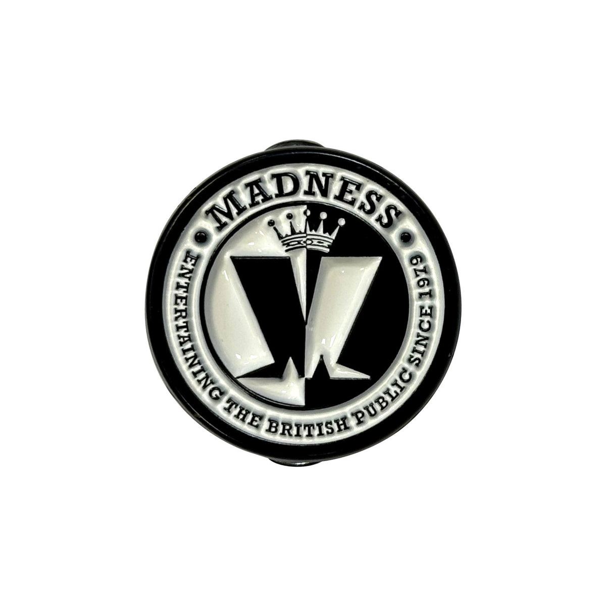 Een foto van een Madness Speld Badge