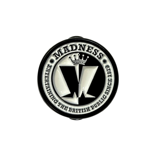 Een foto van een Madness Speld Badge