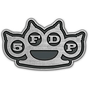 Een foto van een Five Finger Death Punch Speld Badge