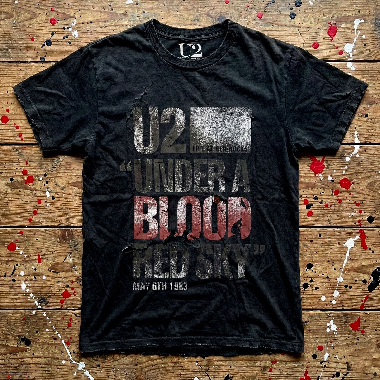 Een foto van een U2 T-Shirt