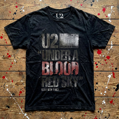 Een foto van een U2 T-Shirt