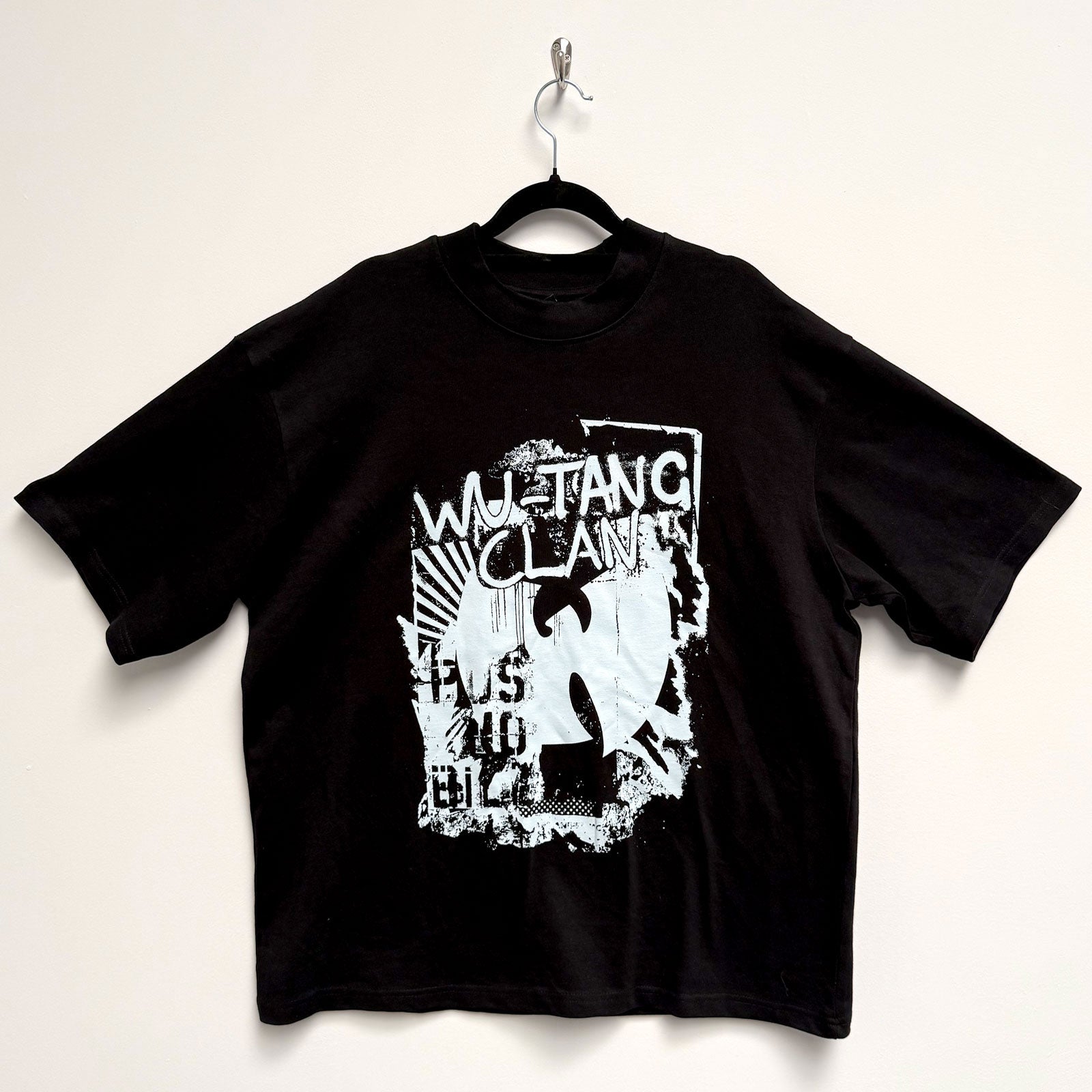 Een foto van een Wu-Tang Clan T-Shirt